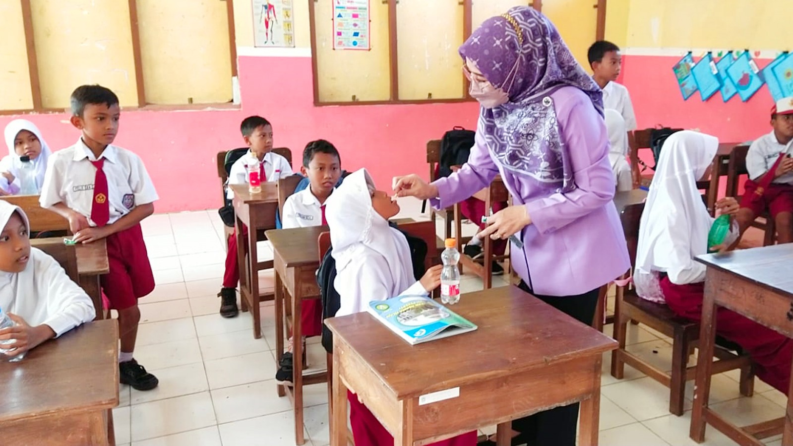 PEMBERIAN OBAT CACING PADA ANAK DAN VAKSINASI HPV UNTUK ANAK SD