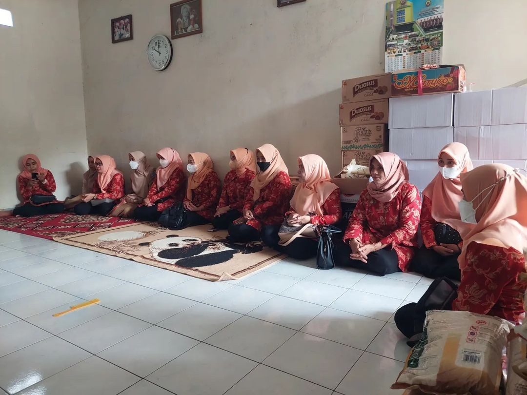 Kunjungan Kerja Ibu Ketua Dharma Wanita Persatuan Disperindag Lamongan beserta anggota ke Panti Asuhan Al-Kahfi dan Panti Asuhan Ar-Rasyid Lamongan