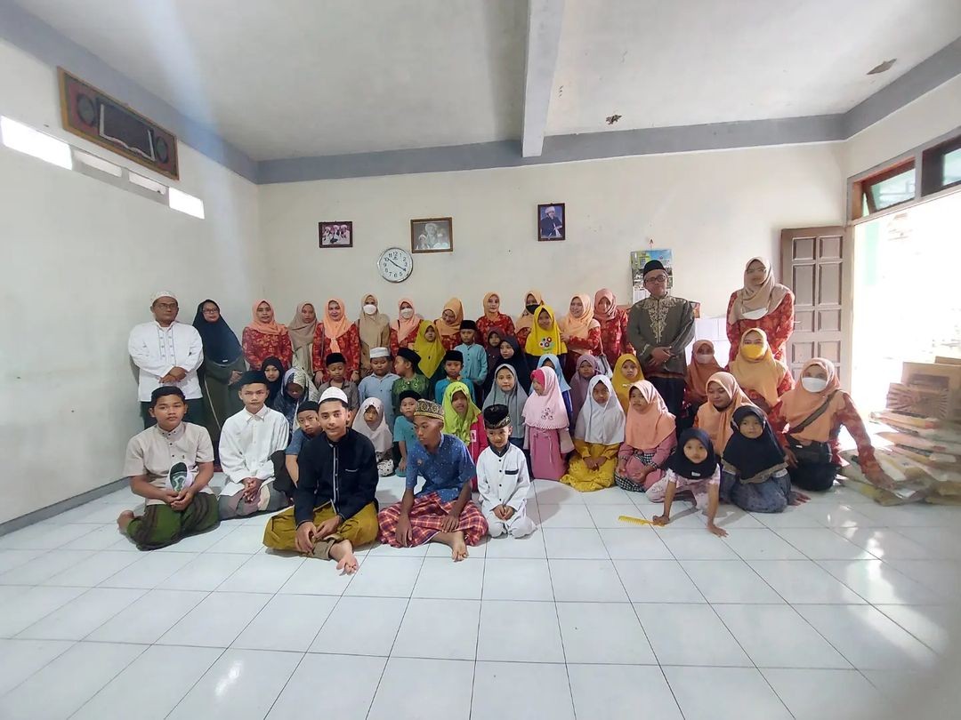 Kunjungan Kerja Ibu Ketua Dharma Wanita Persatuan Disperindag Lamongan beserta anggota ke Panti Asuhan Al-Kahfi dan Panti Asuhan Ar-Rasyid Lamongan